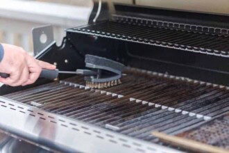 cleaning outdoor gas grill before grilling