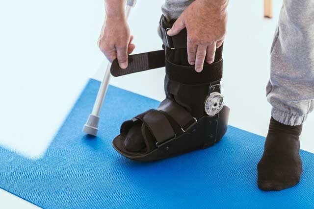 patient in a black leg brace in a physiotherapy of CSSBNFS