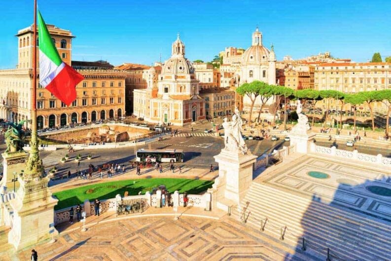 rome italy october 12 2016 monument victor emmanuel piazza venezia rome italy tourists street