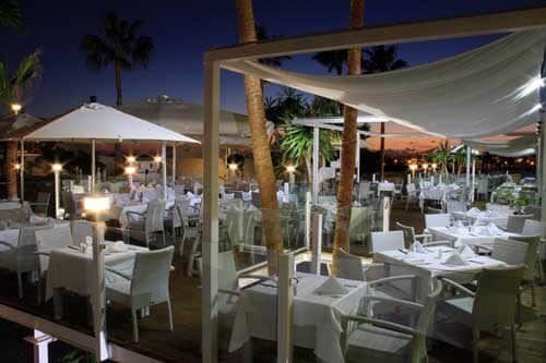 _var-www-media-sandos-uploads-profesionales-imagenes-res-sandos_papagayo_terraza_restaurante_buffet-300