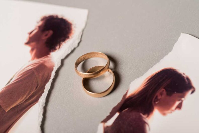 wedding rings with broken picture